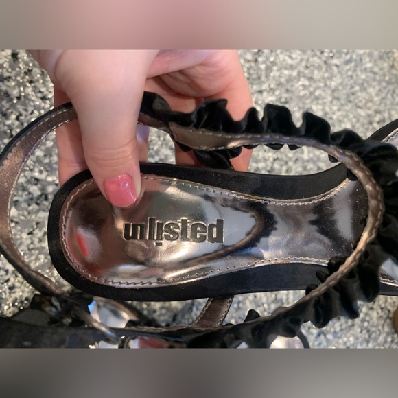 NWOT UNLISTED BY KENNETH COLE BLACK RUFFLE HEELS - Picture 2 of 4